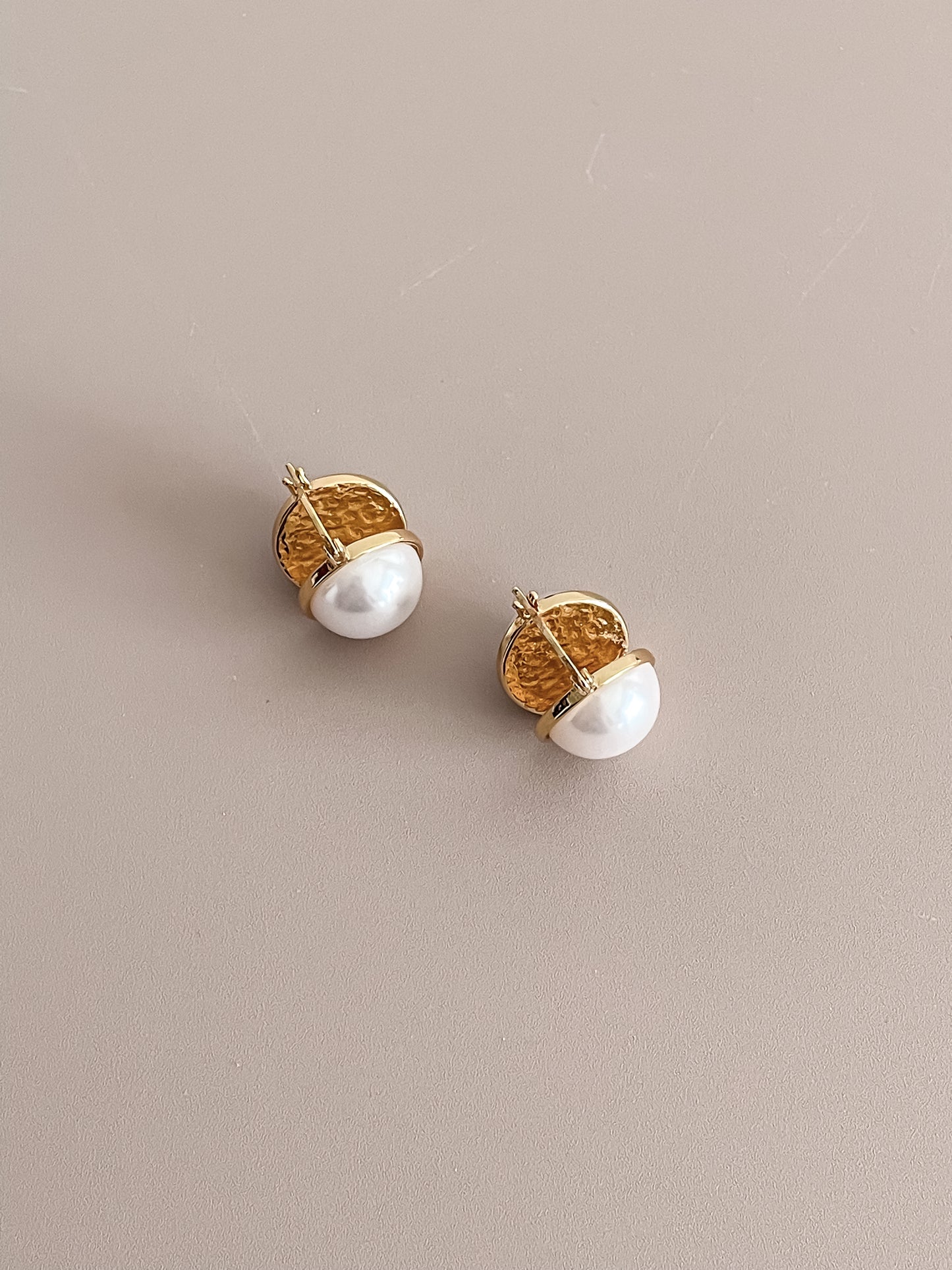 French Retro Pearl Inlaid Latched Earrings
