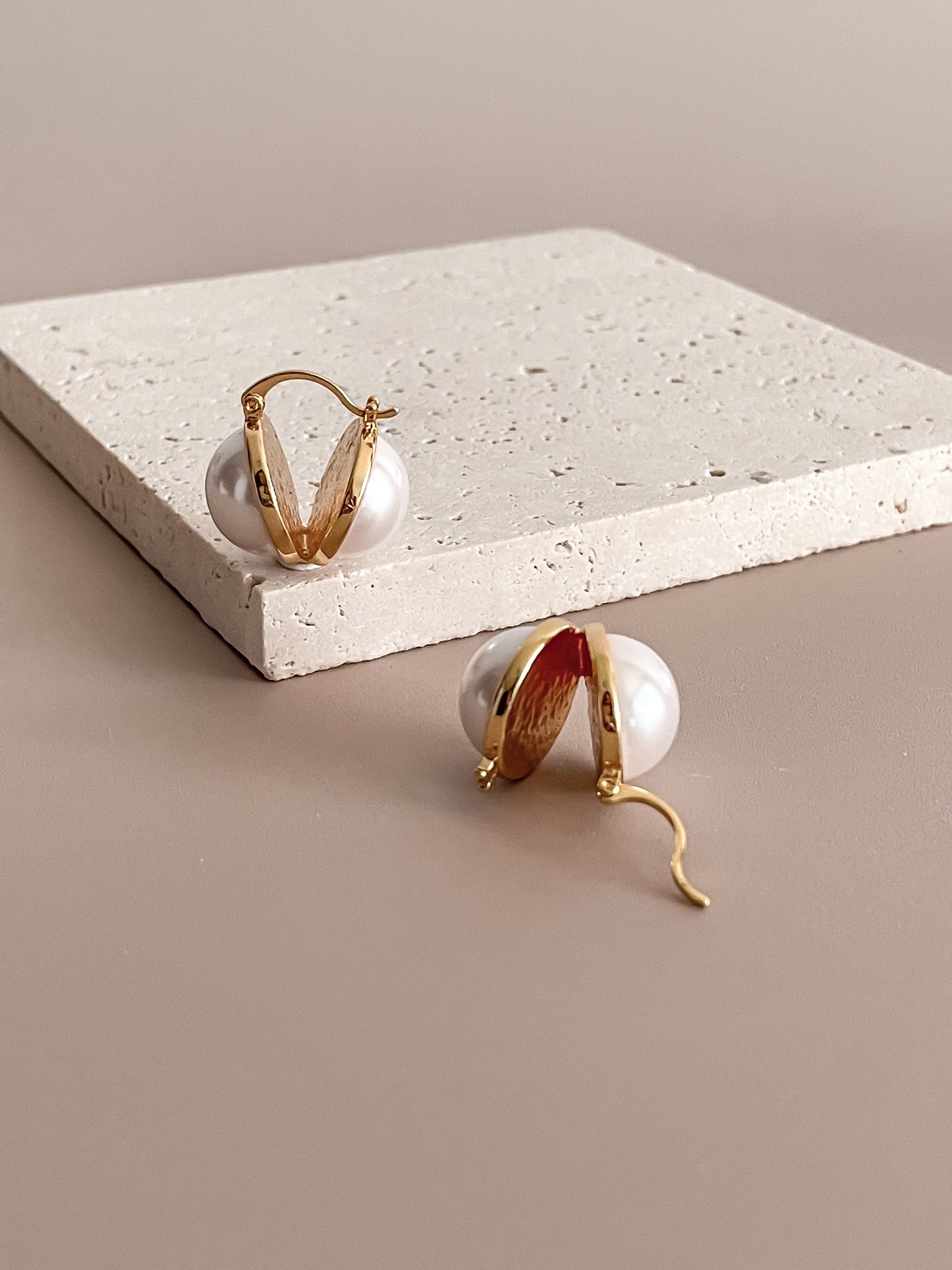 French Retro Pearl Inlaid Latched Earrings