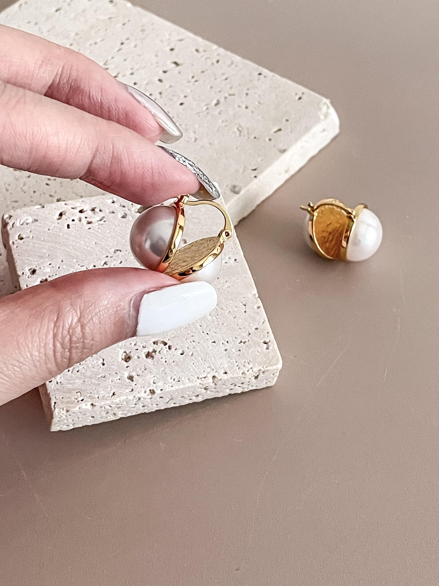 French Retro Pearl Inlaid Latched Earrings
