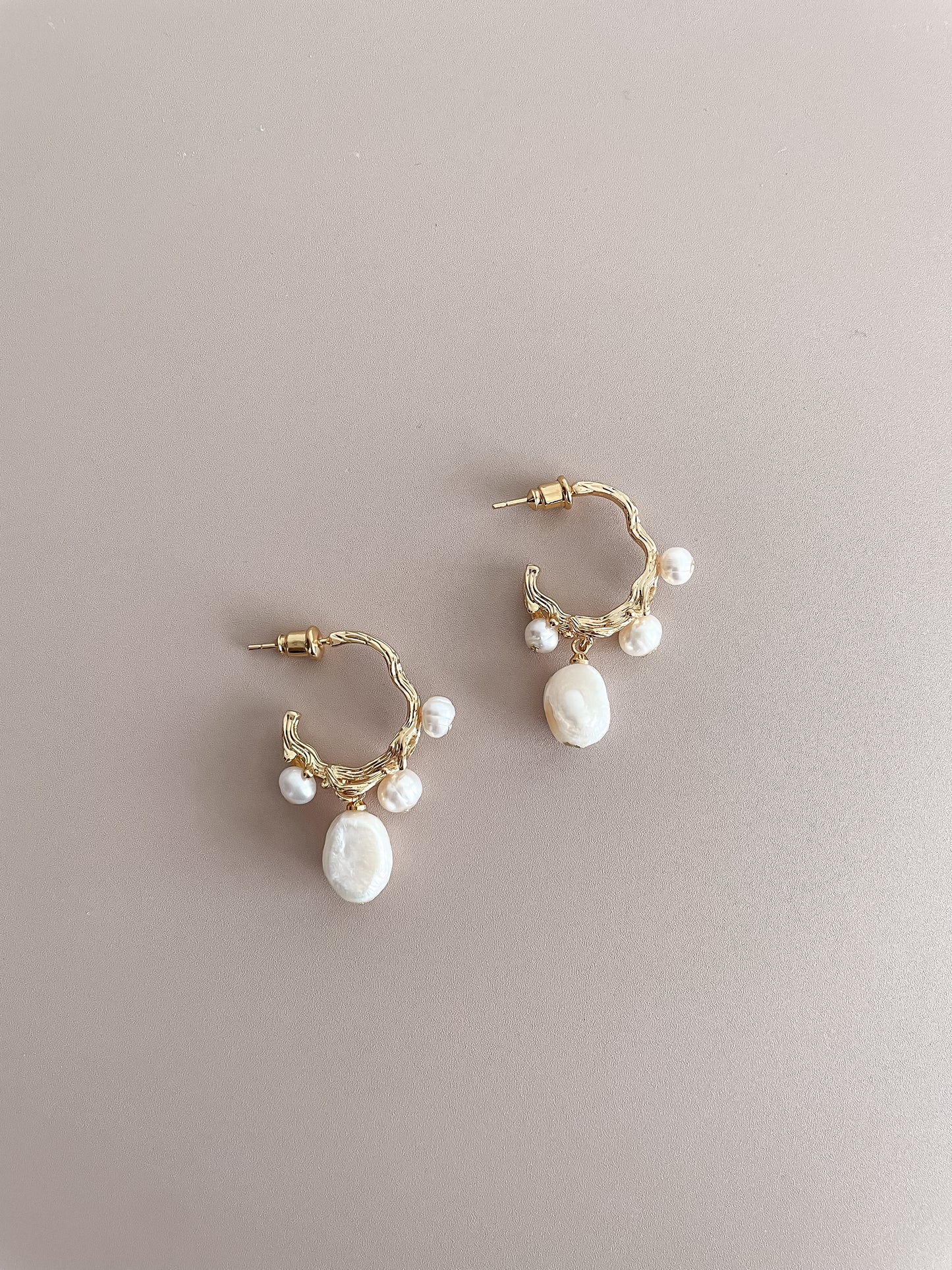 Pearl C-shape Earrings w/Gold Foil