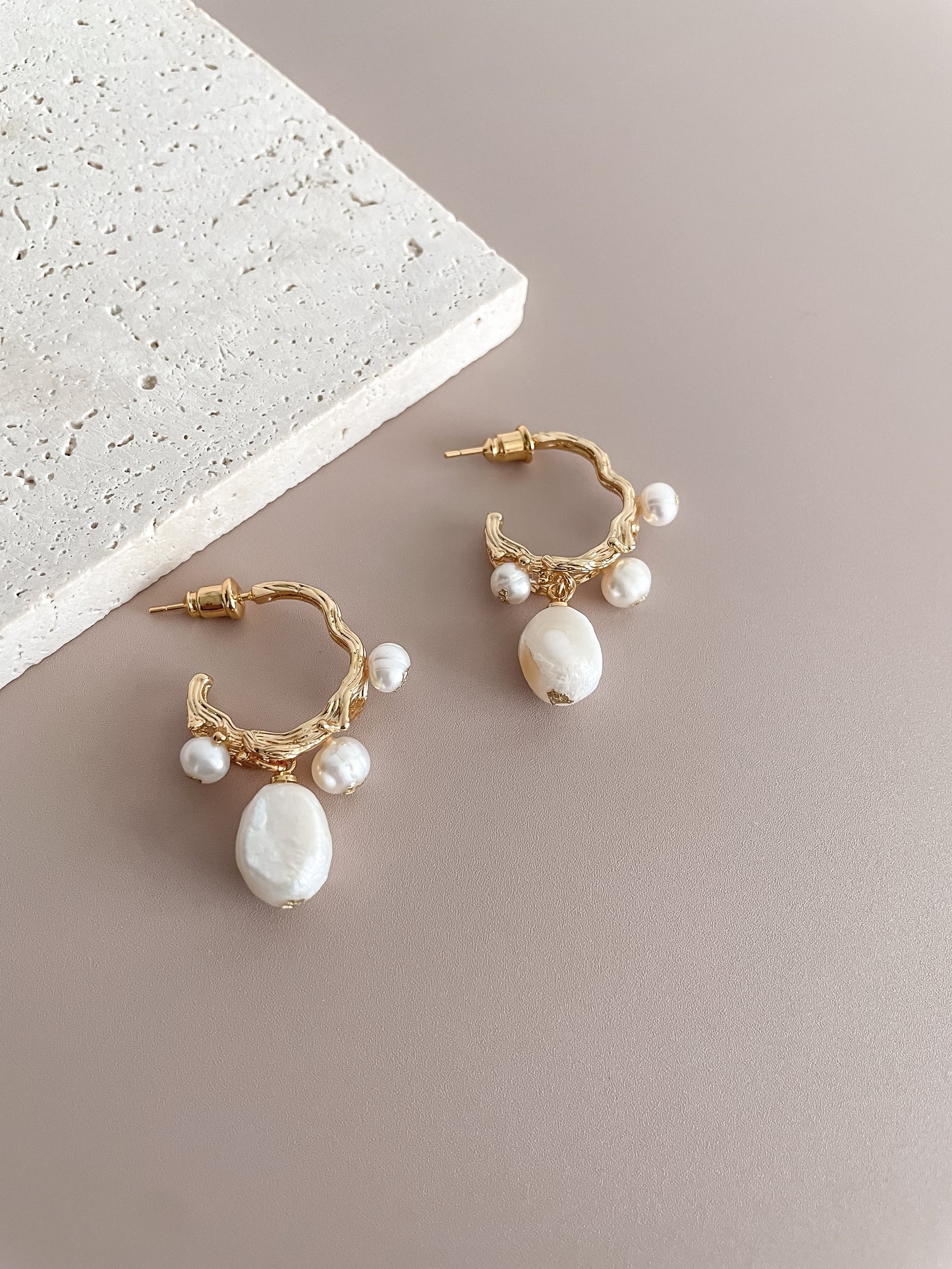 Pearl C-shape Earrings w/Gold Foil