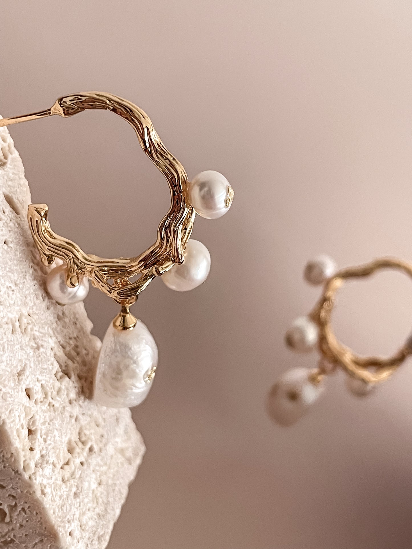 Pearl C-shape Earrings w/Gold Foil