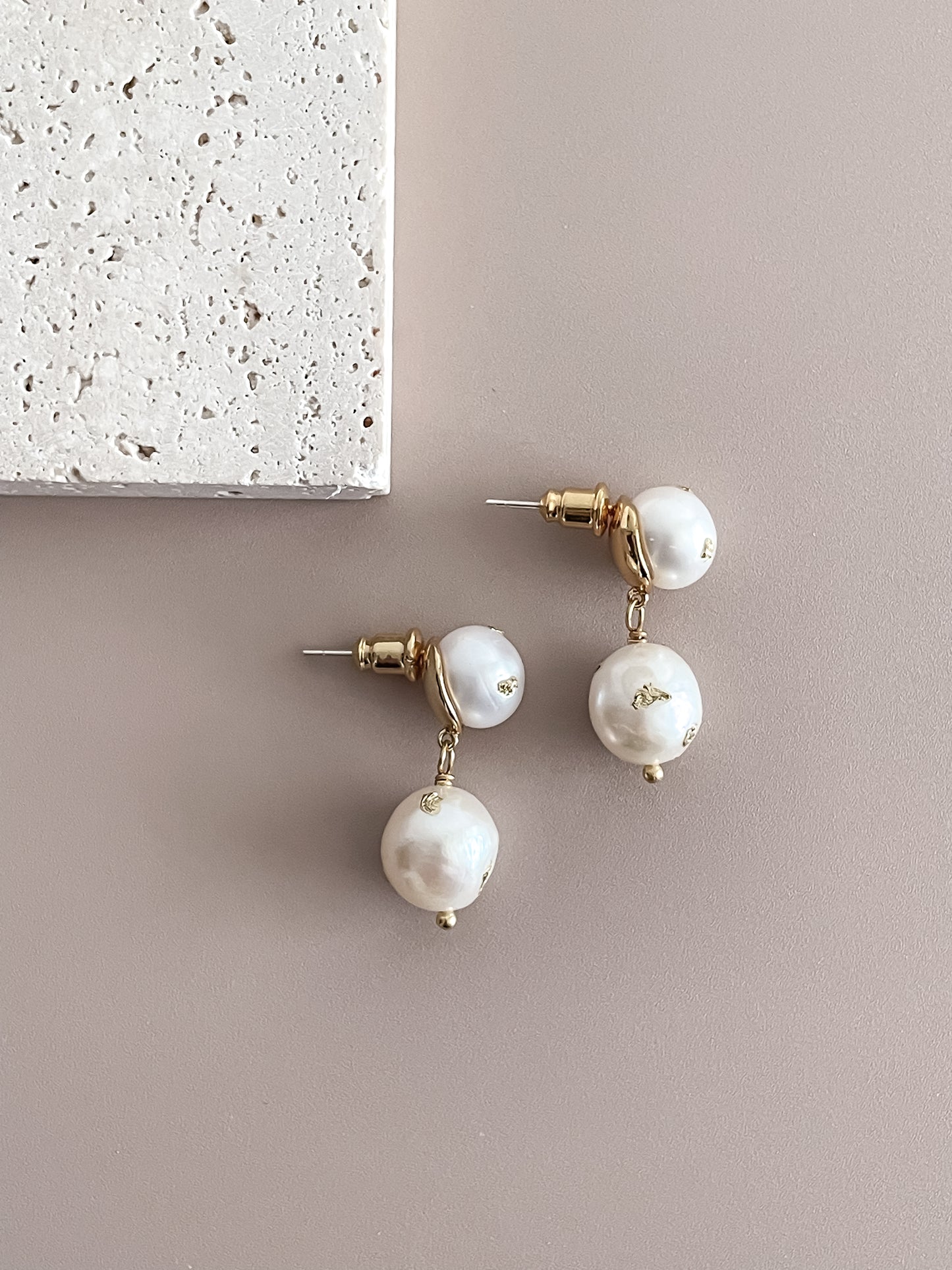 Basic Pearl Earrings w/ Gold Foil Luxurious