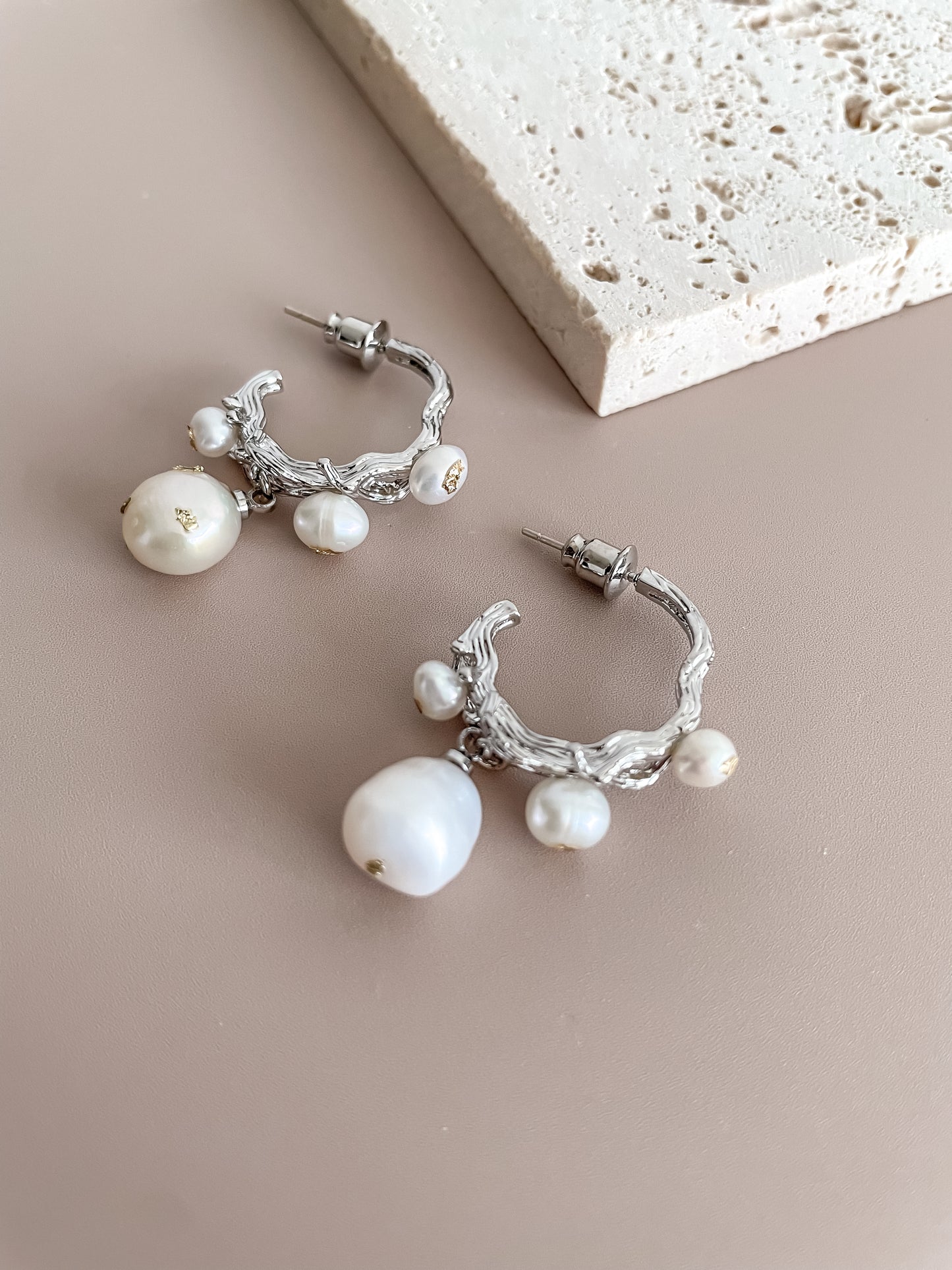 Pearl C-shape Earrings w/Gold Foil