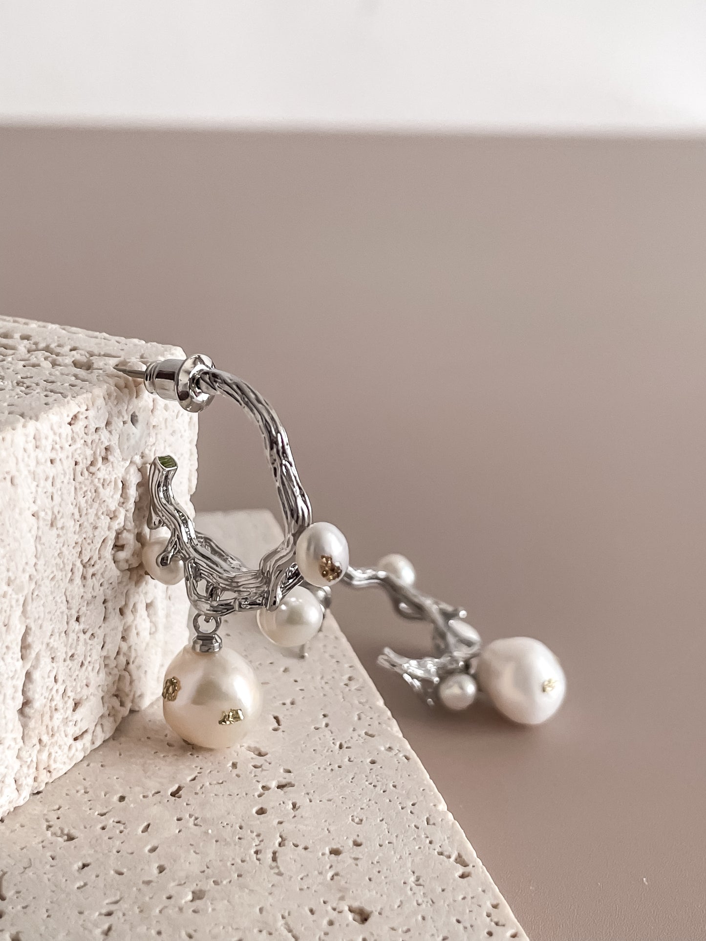 Pearl C-shape Earrings w/Gold Foil