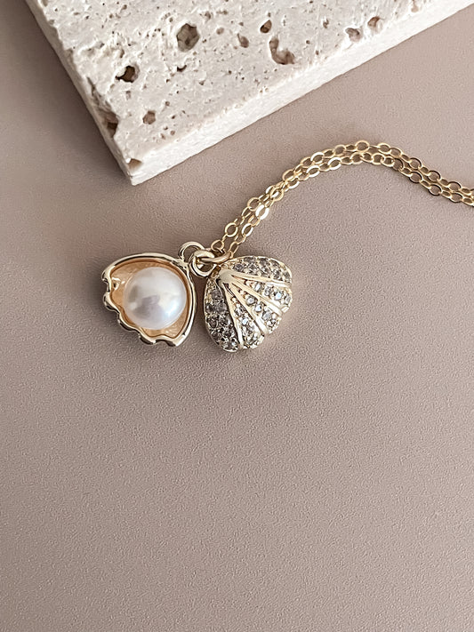 Tiny Pearl in The Shell Necklace