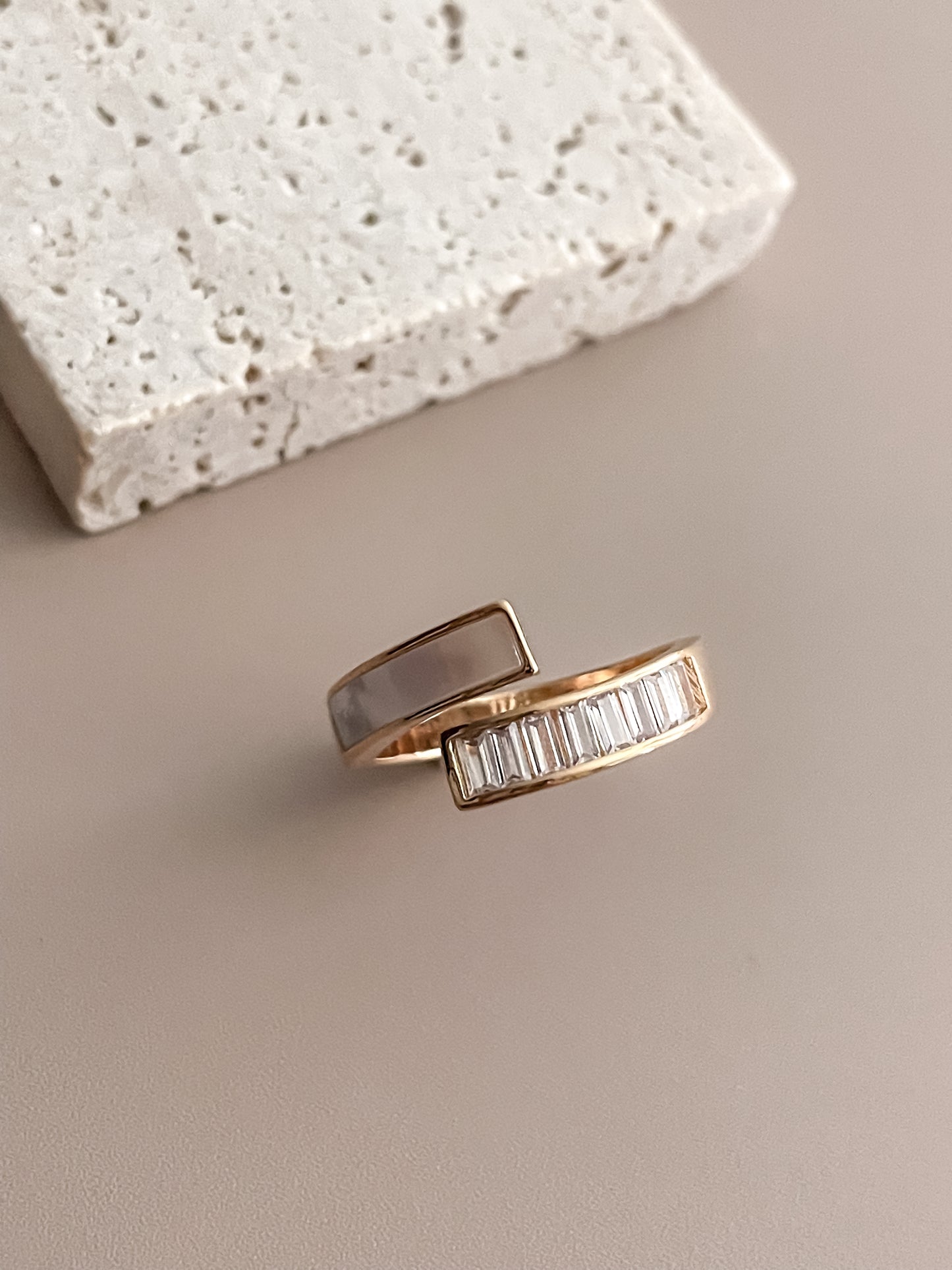 Asymmetric MOP Ring