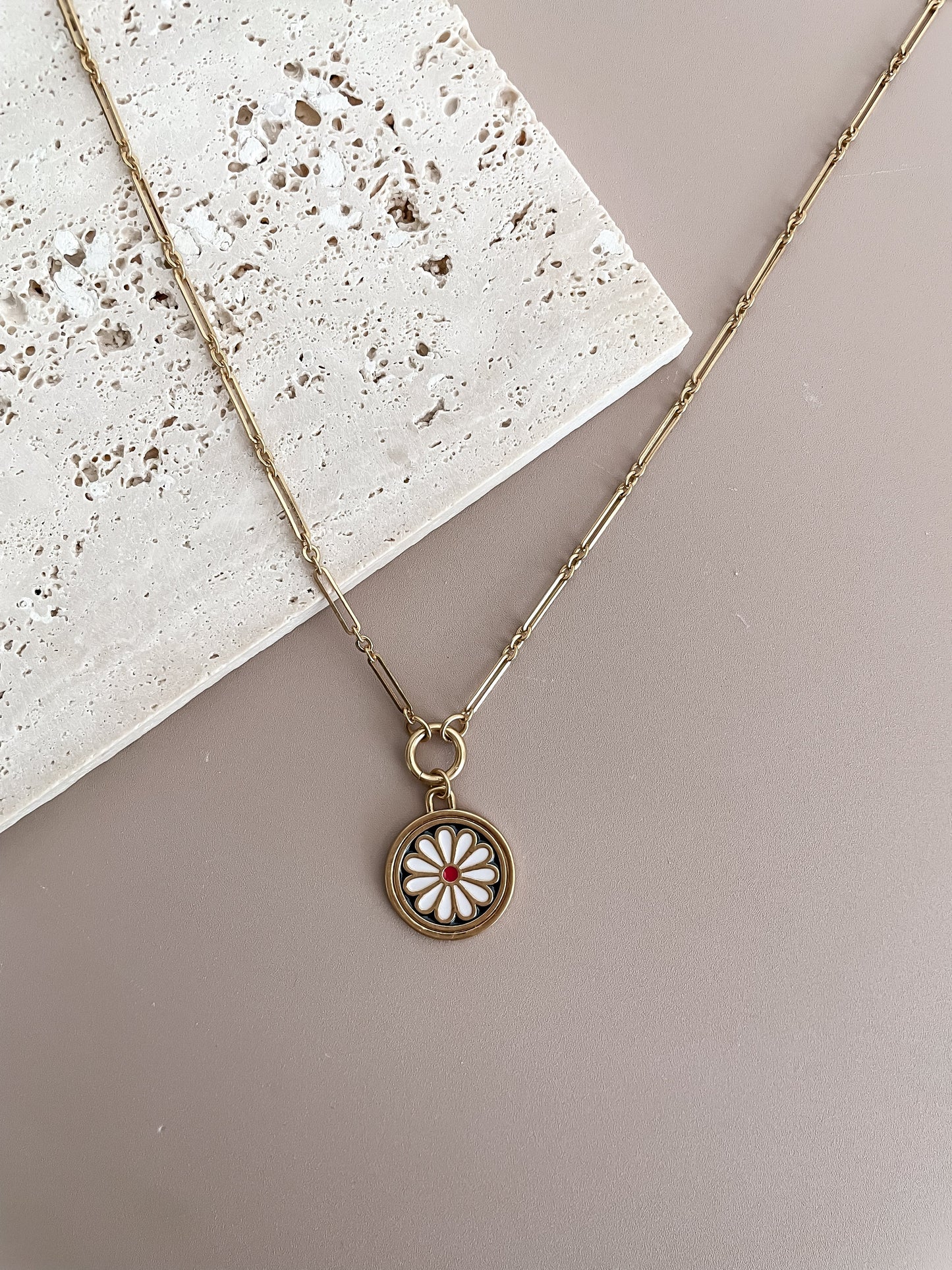 Round Daisy Pendant Necklace