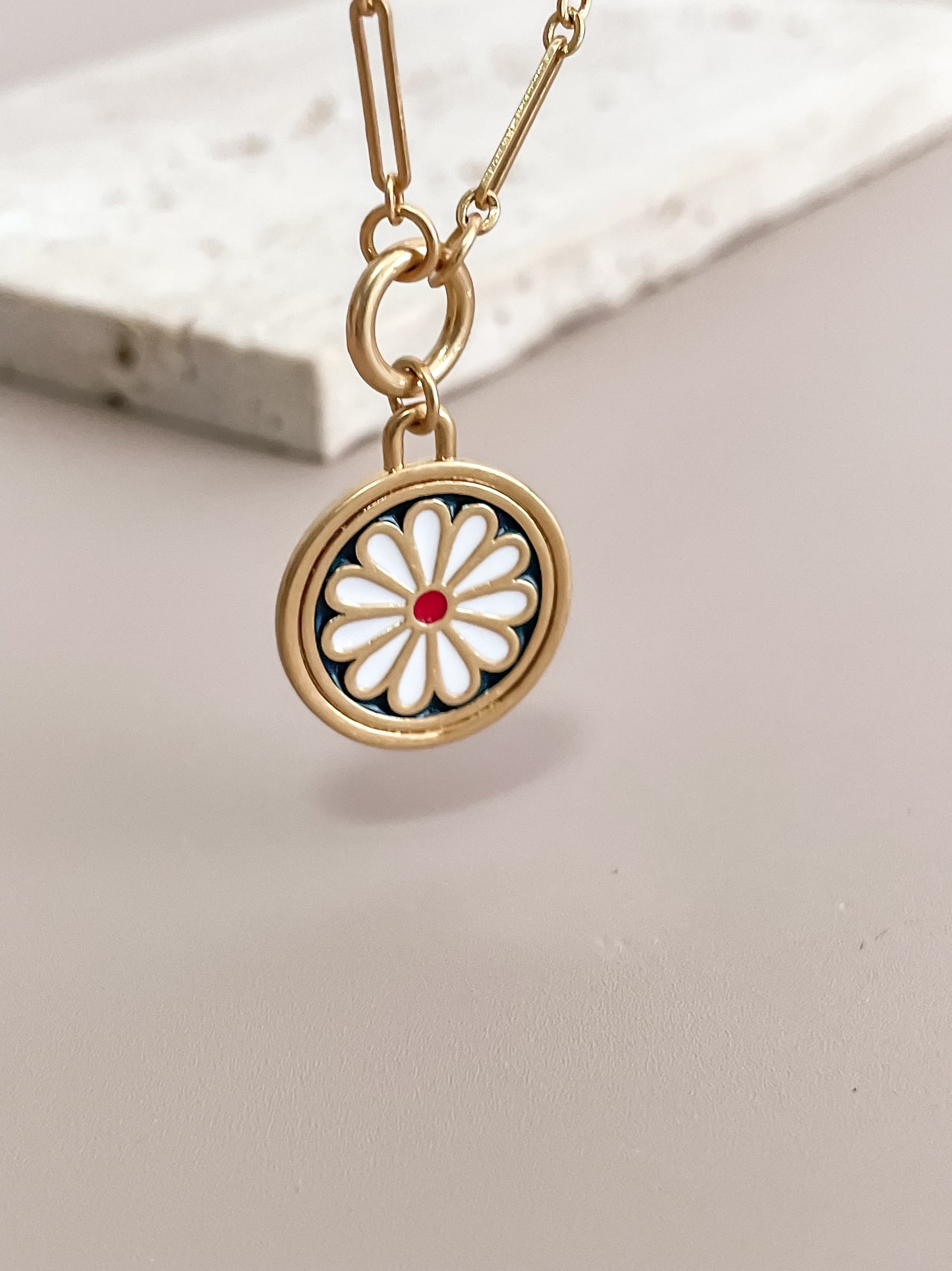 Round Daisy Pendant Necklace