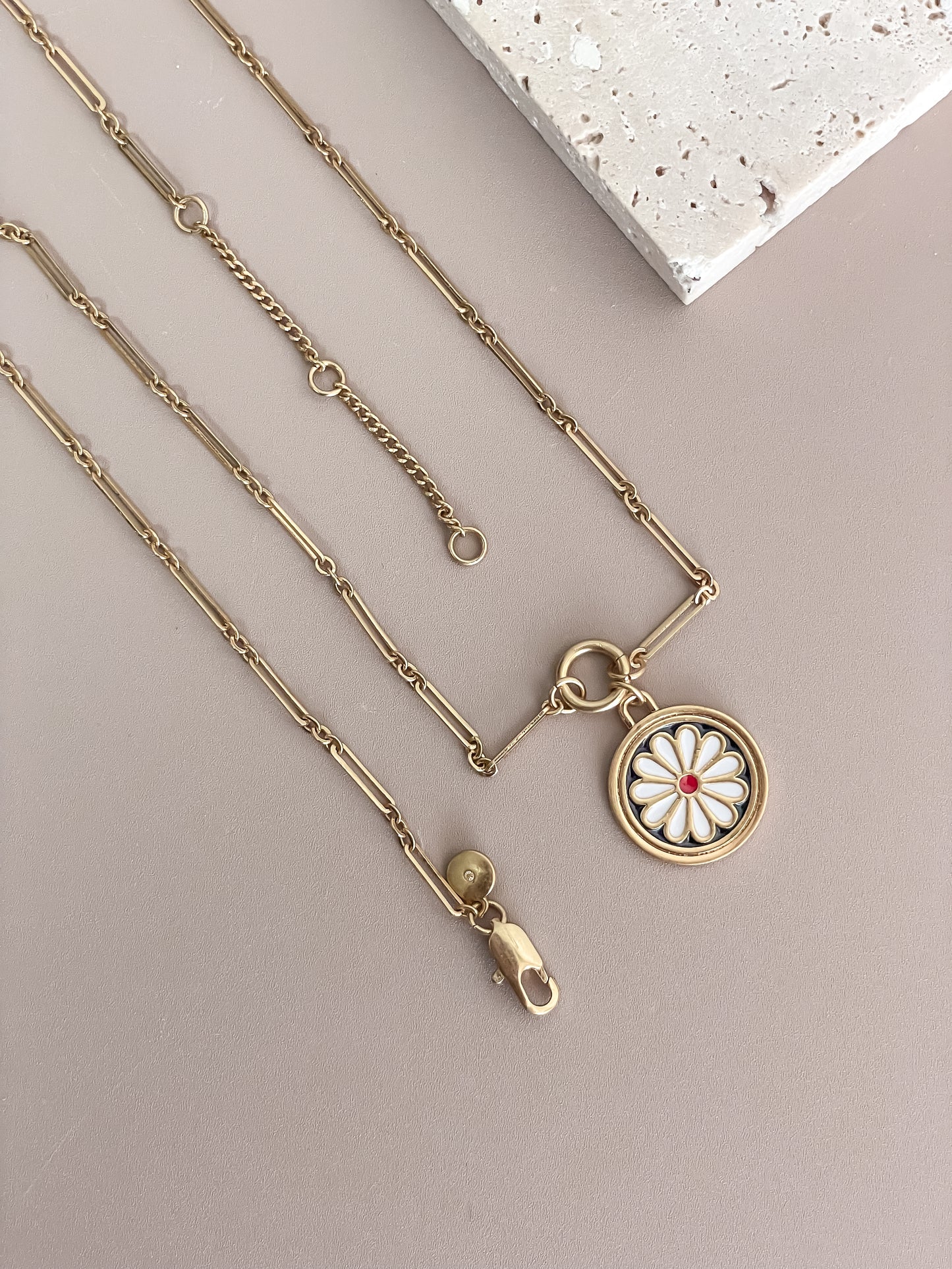 Round Daisy Pendant Necklace