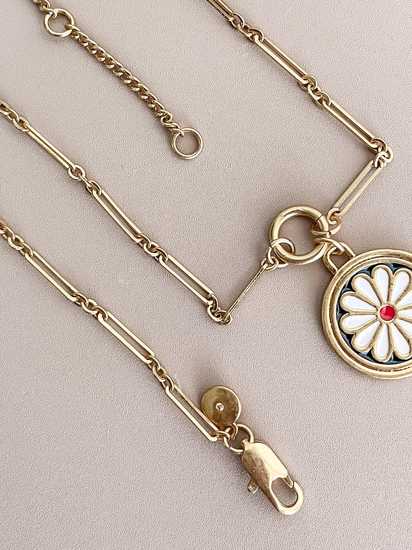 Round Daisy Pendant Necklace