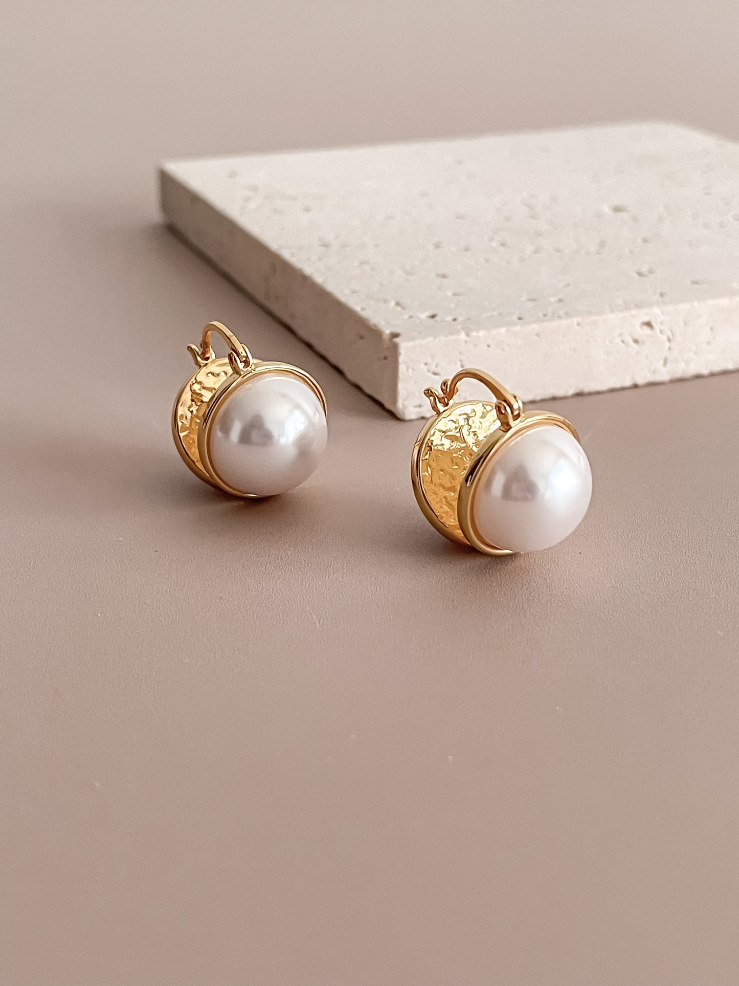 French Retro Pearl Inlaid Latched Earrings