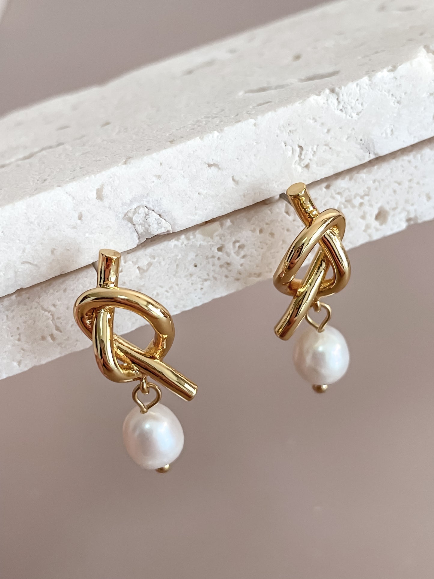 Knoted & Pearl Pendant Stud Earrings