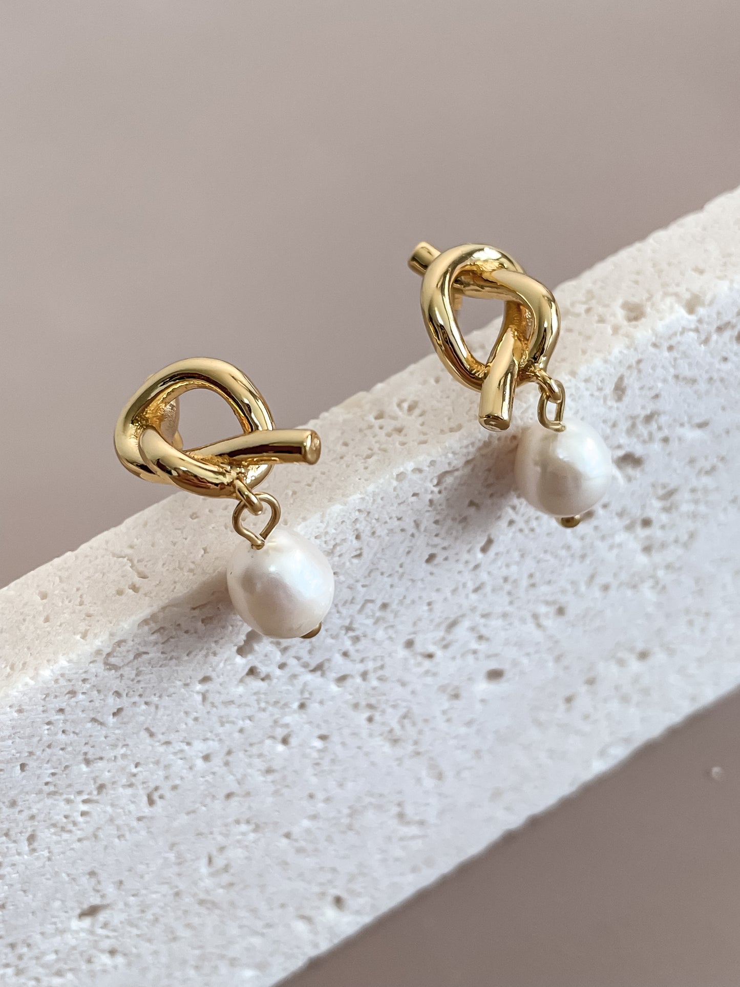 Knoted & Pearl Pendant Stud Earrings