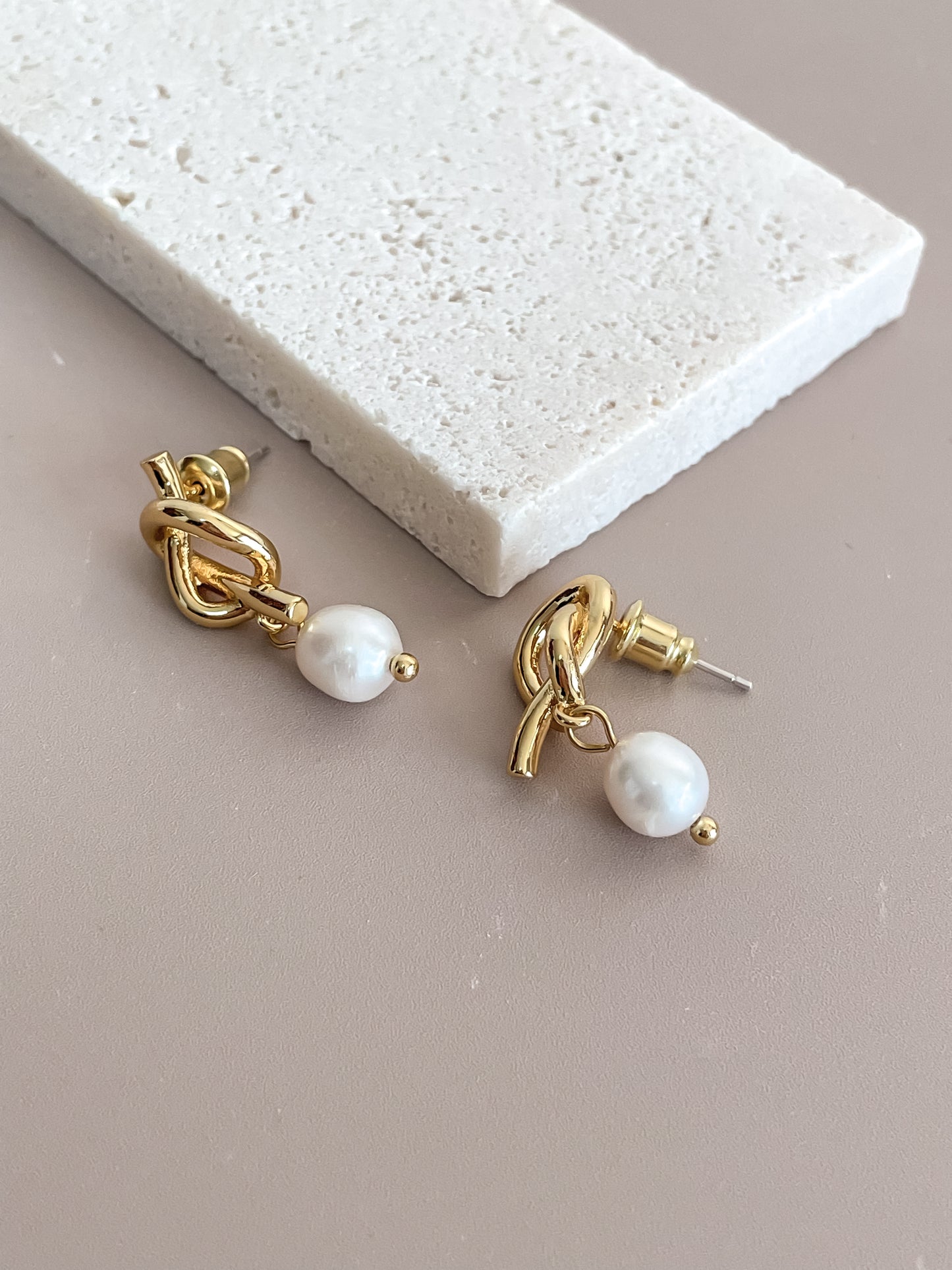 Knoted & Pearl Pendant Stud Earrings