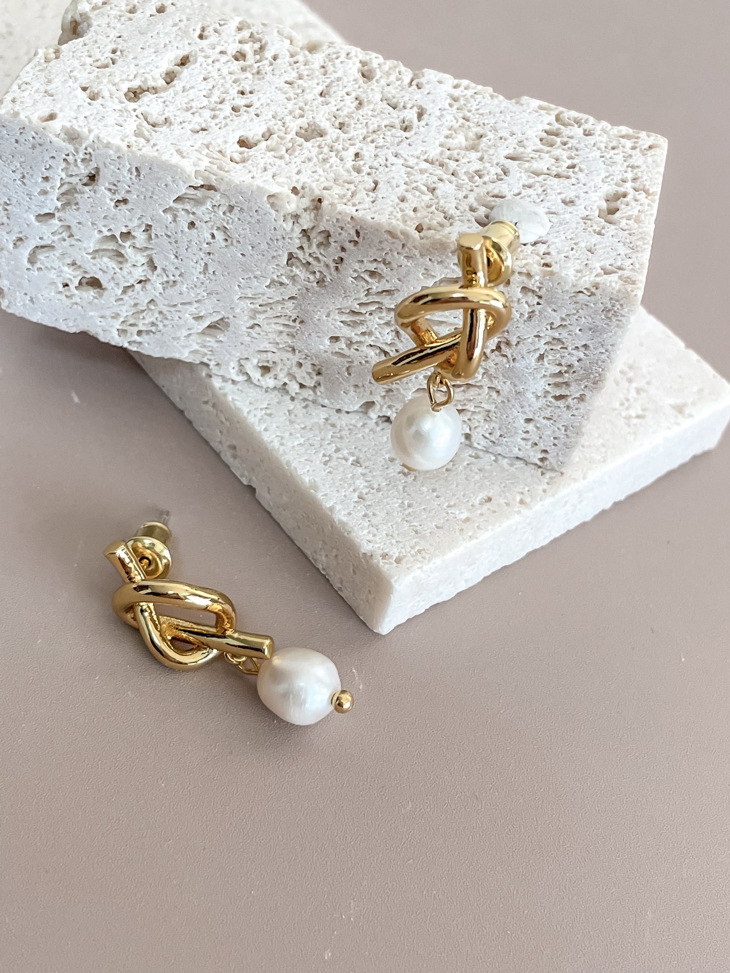 Knoted & Pearl Pendant Stud Earrings