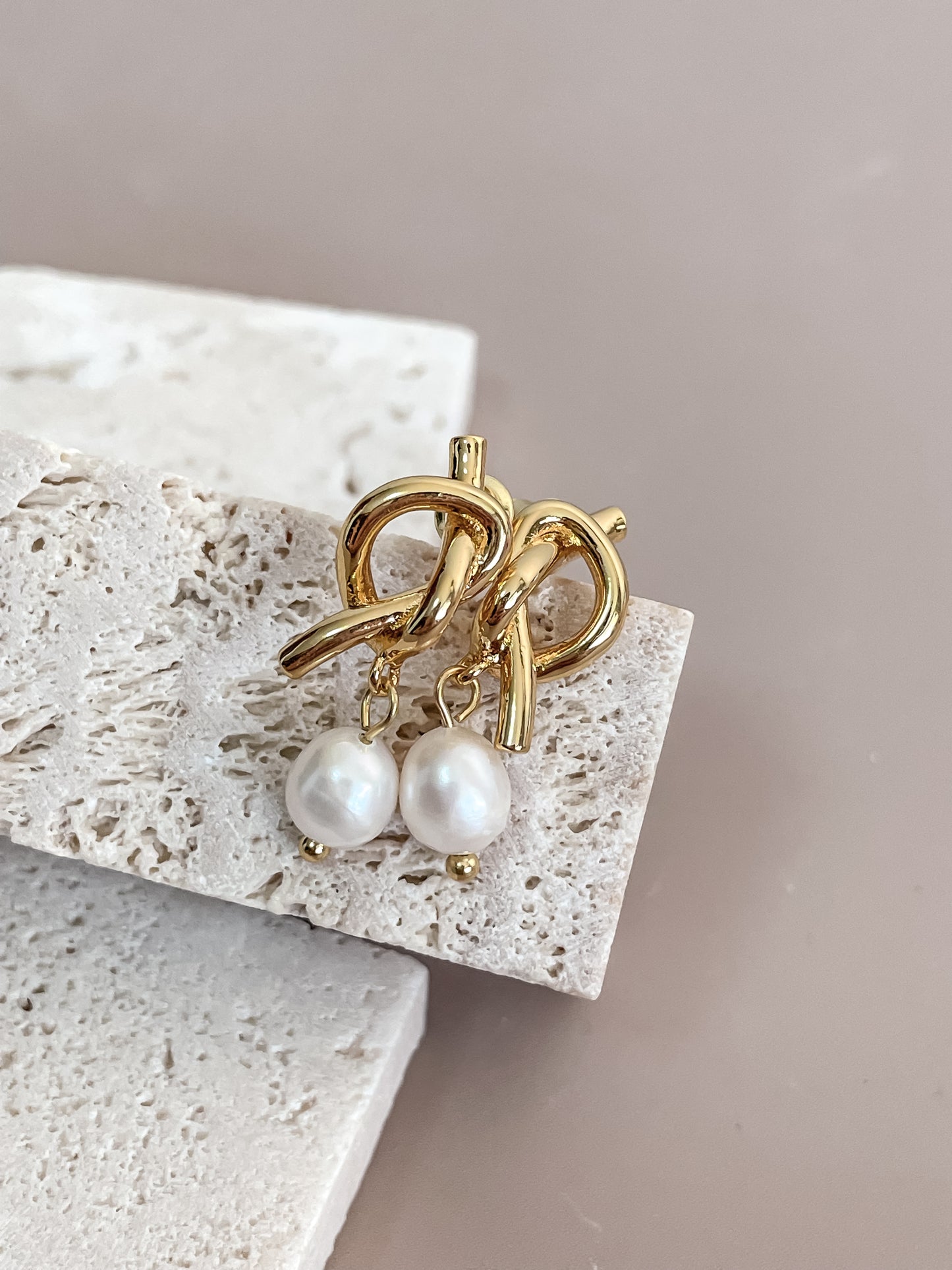 Knoted & Pearl Pendant Stud Earrings