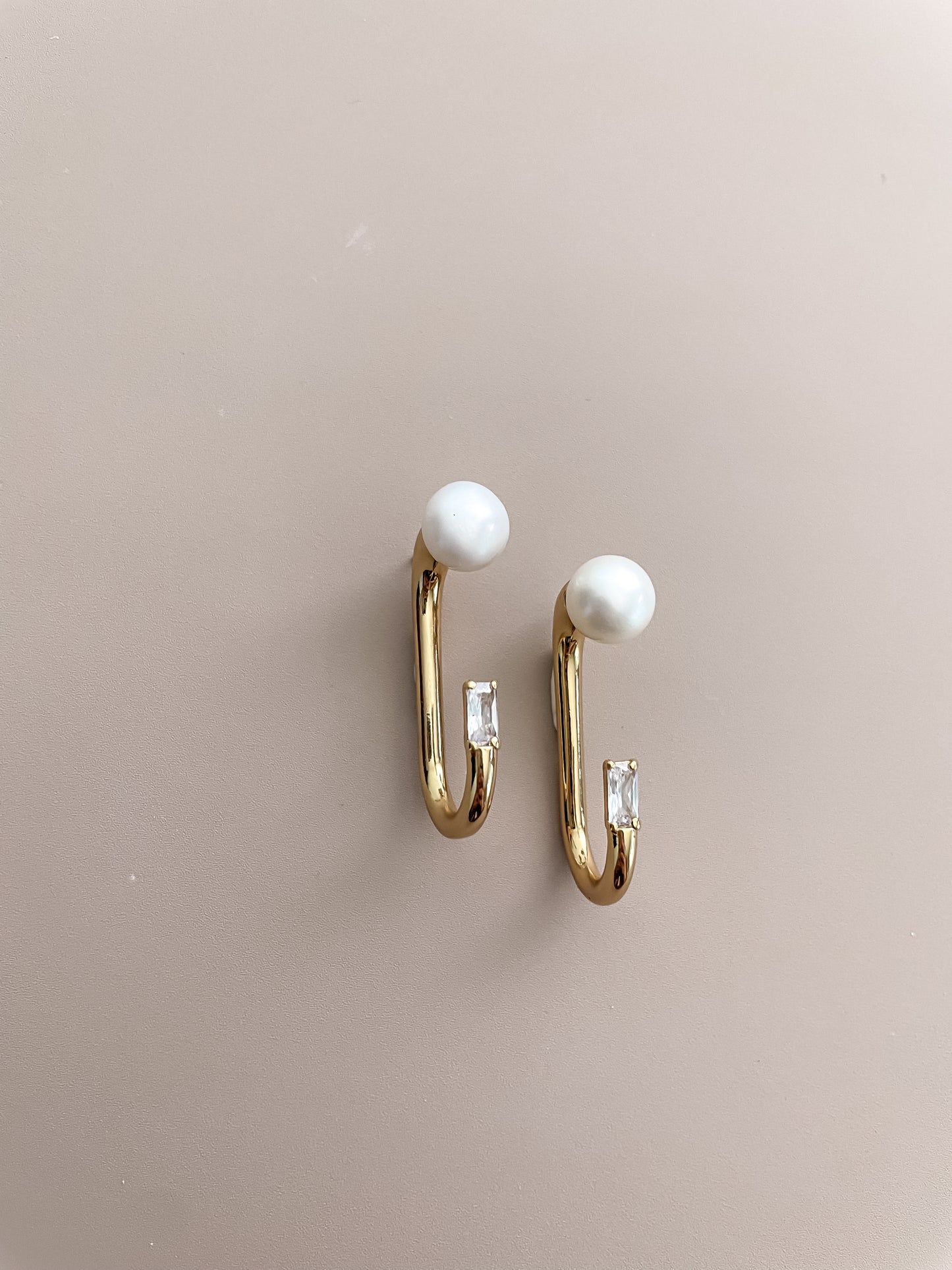 J-Shaped Stud Earrings w/ Pearl