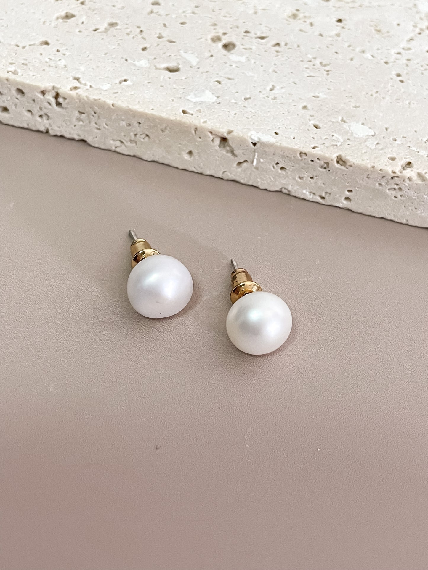 J-Shaped Stud Earrings w/ Pearl