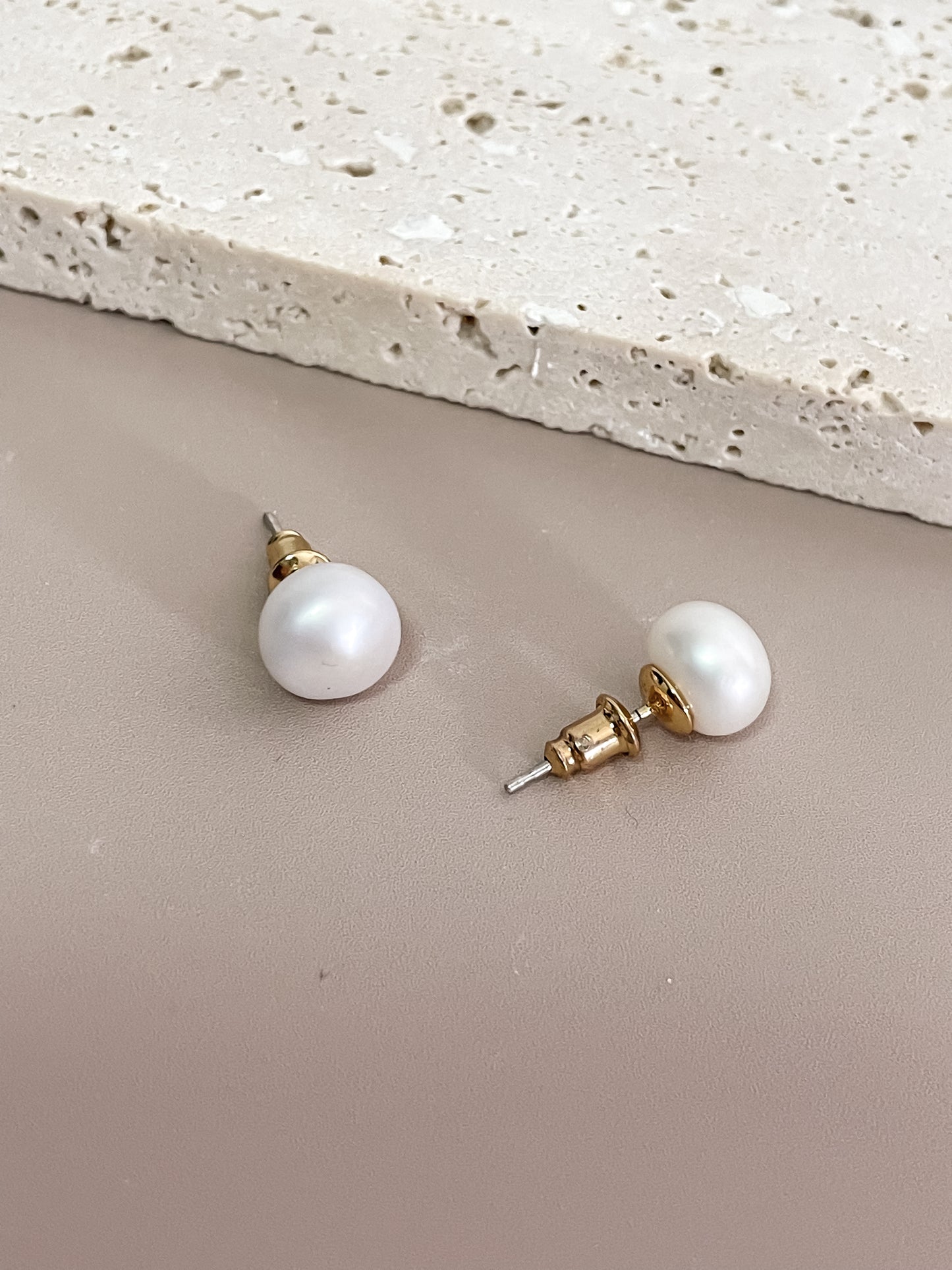 J-Shaped Stud Earrings w/ Pearl